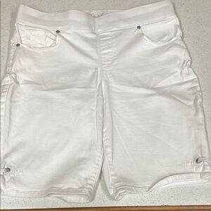 Gloria Vanderbilt Women's Light Khaki shorts
Great condition